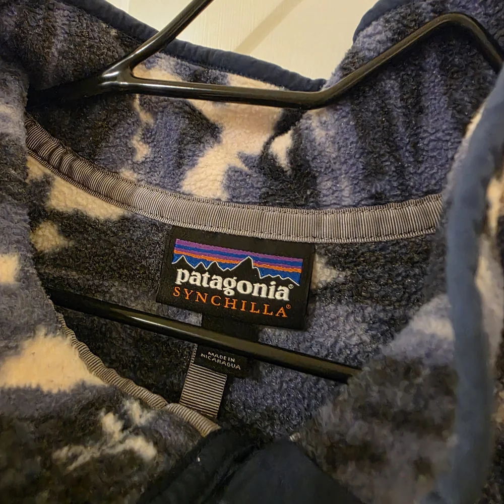 Patagonia Men's Blue and White Patterned Fleece Synchilla Pullover - Picture 2 of 3